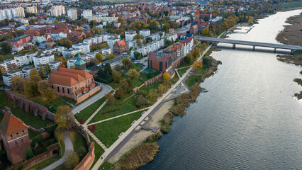 Obraz premium Aerial view of Malbork Castle along the Nogat River in Poland