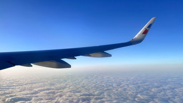 Right wing of an American Airlines Airbus A321 (AA1952) flying from Los Angeles, California (LAX) to Charlotte, North Carolina (CLT) across the United States of America