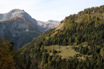 Obraz premium Chalet au milieu d'une vallée Suisse
