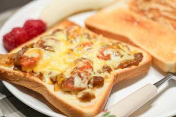 カレーチーズトーストとフルーツの朝食