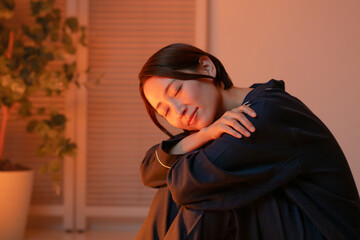 部屋でリラックスする女性