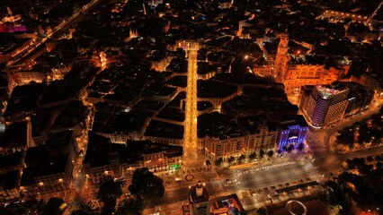 Vista aérea nocturna de la Calle Larios iluminada y llena de vida en el centro de Málaga