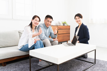 保険の勧誘を受ける熟年夫婦