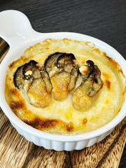 焼きたての牡蠣グラタンのアップ写真