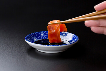 皿に盛られたサーモンのお刺身 黒背景