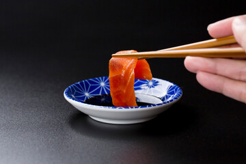 皿に盛られたサーモンのお刺身 黒背景