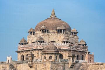 Obraz premium 16th-century sandstone tomb of Sher Shah Suri in Sasaram, Bihar, set on a lake with a grand dome and intricate Indo-Islamic architecture reflecting history and royal elegance. 