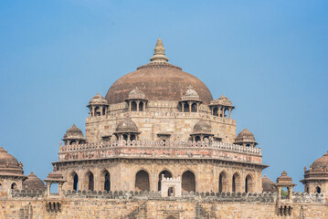 Obraz premium 16th-century sandstone tomb of Sher Shah Suri in Sasaram, Bihar, set on a lake with a grand dome and intricate Indo-Islamic architecture reflecting history and royal elegance. 