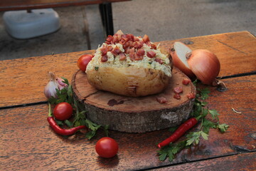 Pastel, batata recheada, bacon, costela, brocolis, carne de panela, quatro queijo, linguiça 