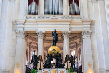 イタリアのヴェネツィアにあるサン・ジョルジョ・マッジョーレ聖堂の内部