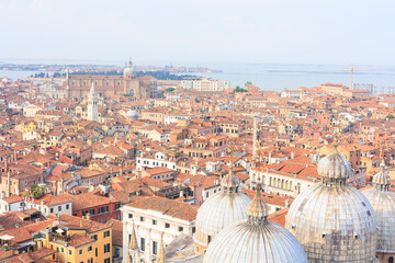 イタリアのヴェネツィアにあるサン・マルコ広場周辺の街並みを上空から撮影