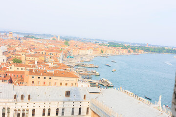 イタリアのヴェネツィアにあるサン・マルコ広場周辺の街並みを上空から撮影