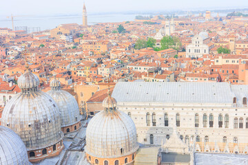 イタリアのヴェネツィアにあるサン・マルコ広場周辺の街並みを上空から撮影