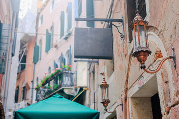 ベネチアの静かな通りの街並み、看板 © photok