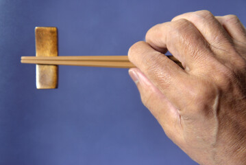 老人の手のクローズアップ