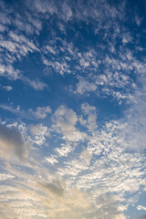 秋の夕暮れに輝く空と雲31