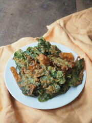 deep fried betel leaves