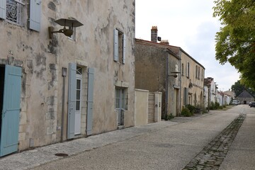 Rue typique, rue bordée de maisons typiques dans le village, village de Brouage, département de la Charente Maritime, France