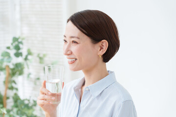 水を飲む女性