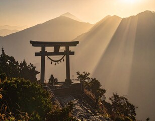 朝日を浴びる山頂の石の鳥居