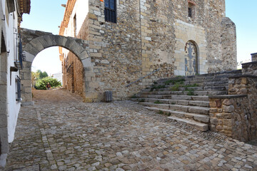 old church, church of the Assumption of Mary and arch in street of Xert, Maestrazgo, CastellÃ³n de la Plana, Valencian Community, Spain