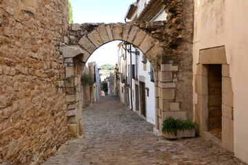 Fototapeta premium arch in street of Xert, Maestrazgo, Castellón de la Plana, Valencian Community, Spain
