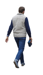 Homme vu de dos qui marche, portant un pull bleu marine, un gilet sans manches beige en laine, un...