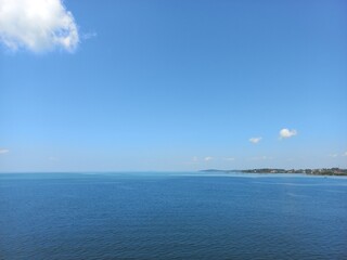Obraz premium Ocean view with water color gradation and clear blue sky