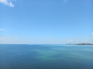 Obraz premium Ocean view with water color gradation and clear blue sky