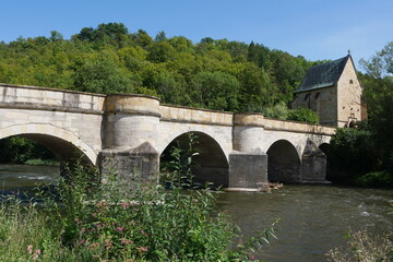 Steinerne Brücke über die Werra bei Creuzburg mit Brückenkapelle