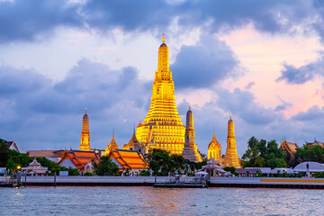 Obraz premium Amazing Wat Arun Temple at sunset in Bangkok Thailand. Wat Arun Ratchawararam at sunset (Temple of Dawn) famous tourist destination in Bangkok, Thailand.