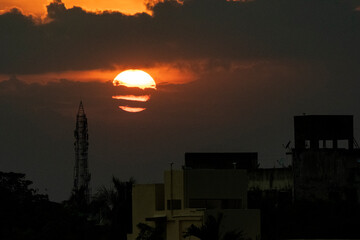 Obraz premium Golden Sunset Sky with Dramatic Clouds and Warm Radiant Light