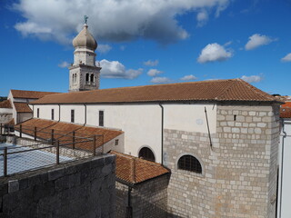Krk&nbsp;ist die gr&ouml;&szlig;te und bedeutendste Stadt sowie Kurort und Hafen in der gleichnamigen Bucht an der Westk&uuml;ste der gleichnamigen Insel&nbsp;Krk