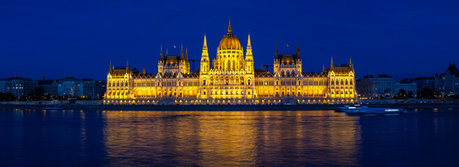 Obraz premium Panorama of the Danube river and 1905 Gothic Renaissance style Parliament illuminated seen from Buda during the evening blue hour, Budapest, Hungary