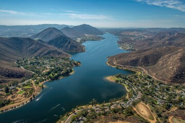 Obraz premium Stunning Aerial Perspective of Lake Hodges and Bernardo Mountain in Rancho Bernardo, California â€“ A Scenic Destination for Hiking and Water Activities