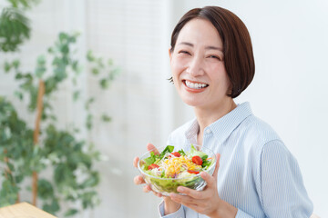 サラダを食べる女性
