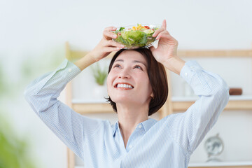 サラダを食べる女性