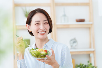 サラダを食べる女性