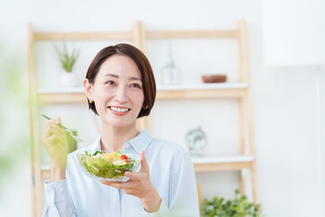 サラダを食べる女性