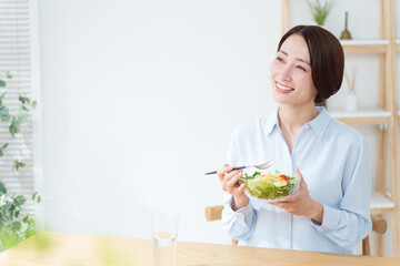 サラダを食べる女性