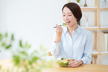 サラダを食べる女性