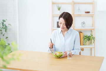 サラダを食べる女性