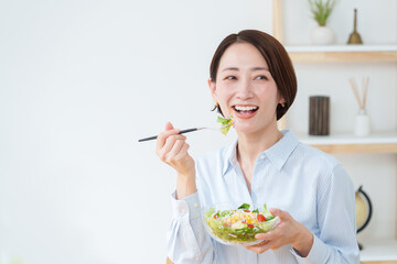 サラダを食べる女性