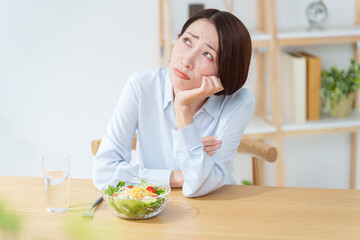 サラダが苦手な女性