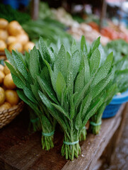 Obraz premium Fresh bundles of spinach with water droplets at a market.