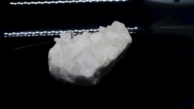 水晶クラスターの360度回転映像（透明な結晶の輝き）