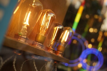 Imagen creativa con bombillas LED y colores con fondo desenfocado, referente a luz, iluminación, energía, ahorro energético