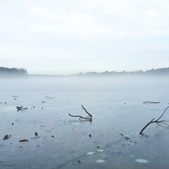 zugefrorener See in Brandenburg