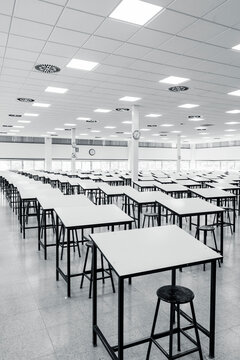 aula de ex&aacute;menes vac&iacute;a con pupitres alineados