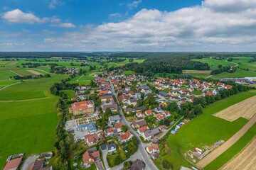 Die ländliche Stauden-Landschaft rund um die Gemeinde Mickhausen aus der Vogelperspektive